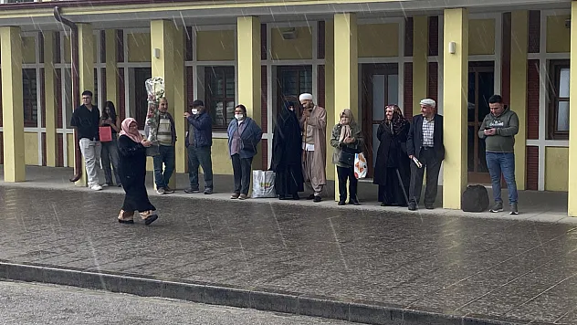 Vatandaşlar Islanmamak İçin Kapalı Alanların Girişlerine Sığındı