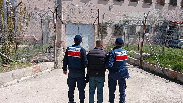 Vergi Suçundan Aranıyordu, Jandarma Yakaladı