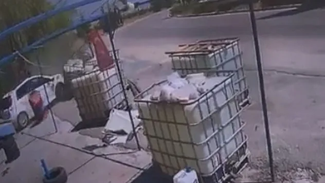 Virajı Alamayan Otomobil Dehşet Saçtı! İşletmeye Girdi
