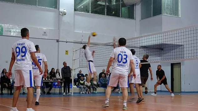 Voleybol turnuvasında dostluk kazandı