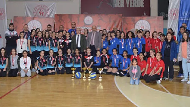 Voleybol’un küçük kızları şampiyonluk kutladı