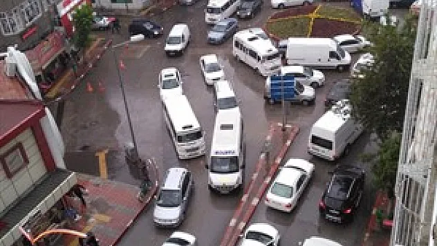 Yağmur yağdı, trafik felç oldu