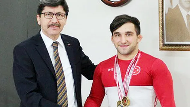 Yalçın, Akıl'ı ödüllendirdi