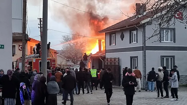 Yanan Ev Kullanılamaz Hale Geldi