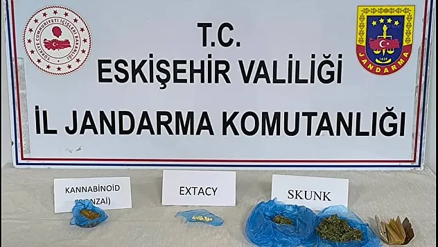 Yanlarında Uyuşturucu Bulunduran 2 Şahsı Şüpheli Hareketleri Ele Verdi