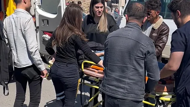 Yaya yolundan geçmeye çalışan genç kıza otomobil çarptı
