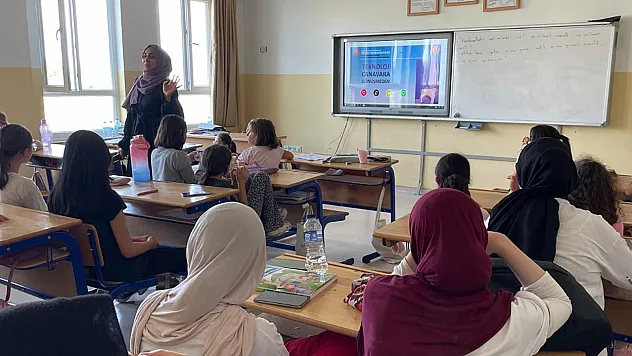 Yaz Kur'an Kurslarında Seminerler Veriliyor
