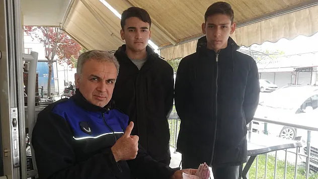 Yerde Bir Miktar Para Bulan Gençlerden Örnek Davranış