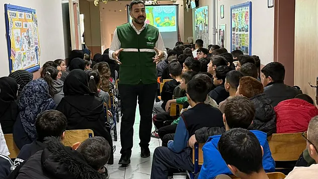 Yeşilay, Afyon'da Öğrencileri Bilgilendiriyor