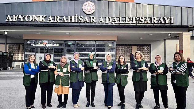 Yeşilay Afyon Şubesi Adliye'de Çocukları Unutmadı