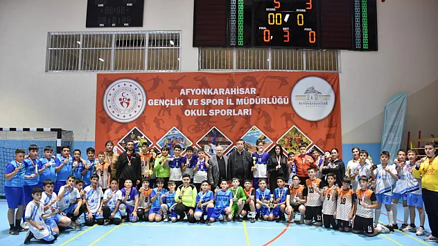 Yıldız Erkekler Hentbol Müsabakaları Çekişmeli Geçti