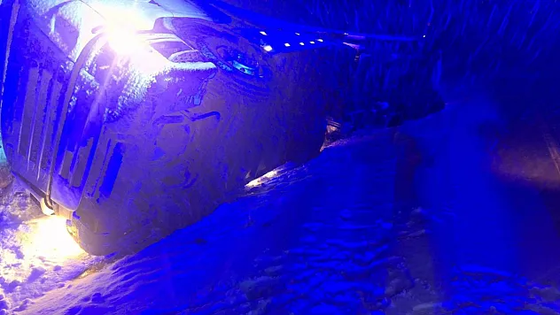 Yoğun Kar Yağışta Kayan Tır Devrildi, Sürücü Yaralandı