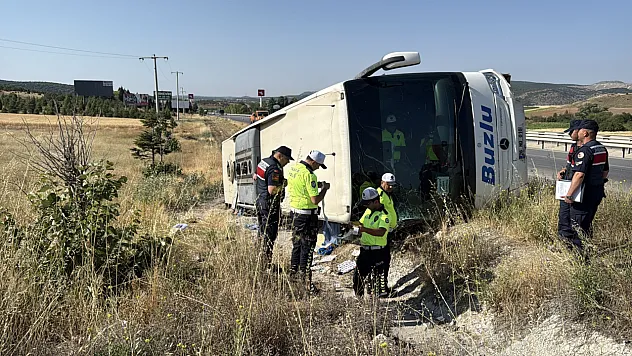 Yolcu Otobüsü Şarampole Devrildi! 24 Kişi Yaralandı