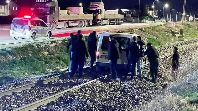 Yolu Karıştırıp Tren Raylarına Giren Sürücünün Tehlikeli Anları
