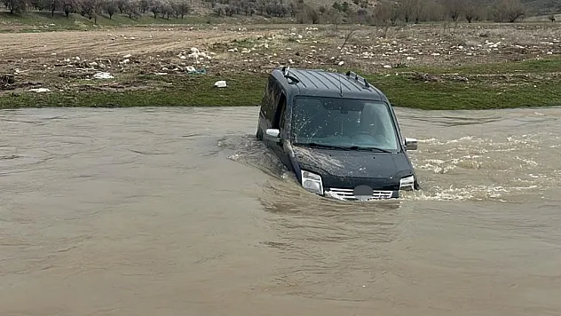 Yolunu Kaybetti, Aracıyla Çayı Geçmeye Çalışırken Suda Mahsur Kaldı