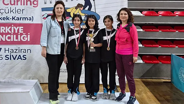 Yunus Emre Ortaokulu Kızlar Takım Büyük Gurur Yaşattı