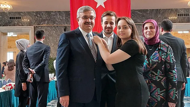 Yurdunuseven, rozetini taktı