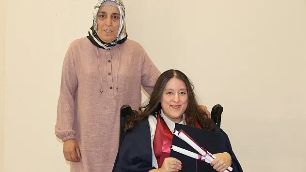 Yüzde 90 Engelli Kızının Eğitimi İçin 21 Yıldır Çabalayan Anne Mezuniyet Gururu Yaşadı