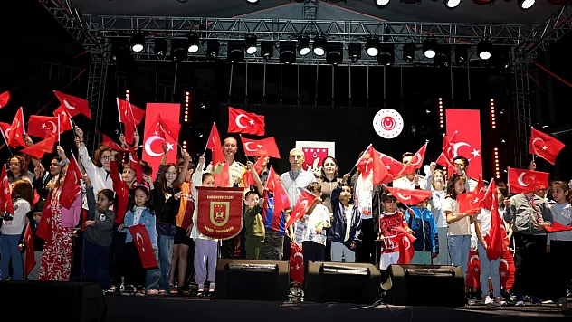 Zafer Coşkusu Bando Ve Halk Oyunları Gösterileri İle Taçlandı