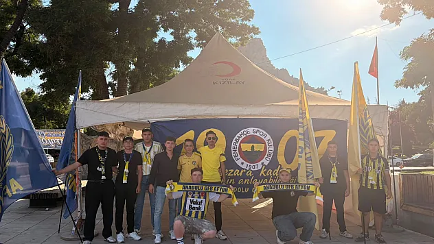 Zafer Meydanı'nda Fenerbahçeliler Günü'nü Kutladılar