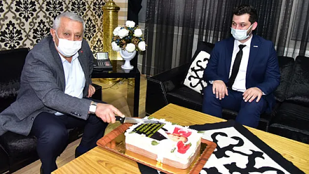 Zeybek’e Başkanlık yıldönümü sürprizi