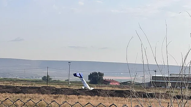 Zorunlu iniş yapan uçak günün aydınlanmasıyla görüntülendi