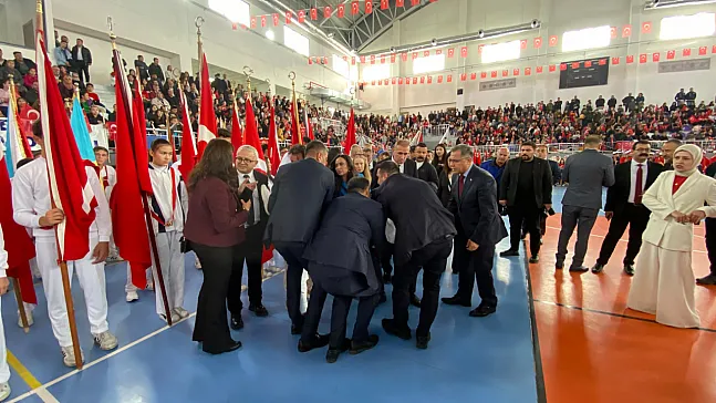 29 Ekim Töreninde Beklenmedik Olay! Vali Konuşmasını Yarıda Kesti
