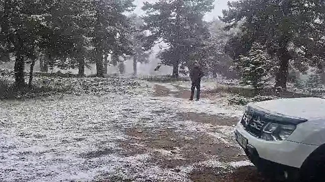 Bilecik Bozüyük'e Mevsimin İlk Karı Yağdı! Üç Tepeler Mevkii Beyaza Büründü