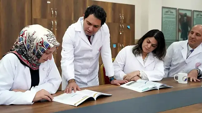 Öğretmenlere Derste Önlük Zorunluluğu Getirildi