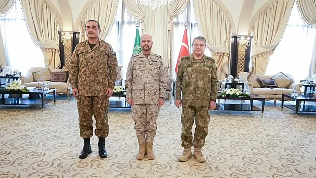 Türk, Suudi ve Pakistan genel Kurmay Başkanları Kamuflajları Giydi