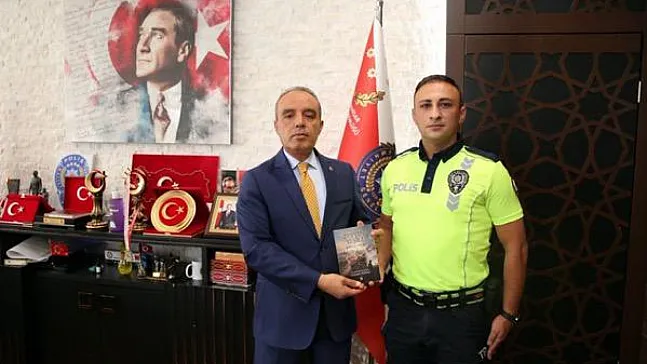 Yazar Trafik Polisi Kitabını Emniyet Müdürüne İmzaladı