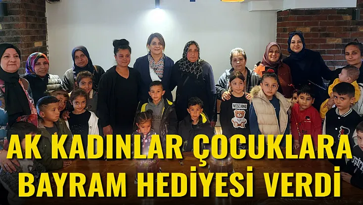 AK Kadınlar Çocuklara Bayram Hediyesi Verdi