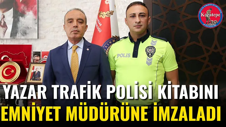 Yazar Trafik Polisi Kitabını Emniyet Müdürüne İmzaladı