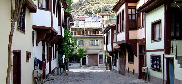 Afyon ile Afyonkarahisar Aynı Yer mi?