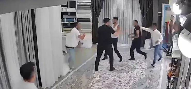 Bıçak Ve Sopalarla Kovalandı, Perde Dükkanına Sığındı!