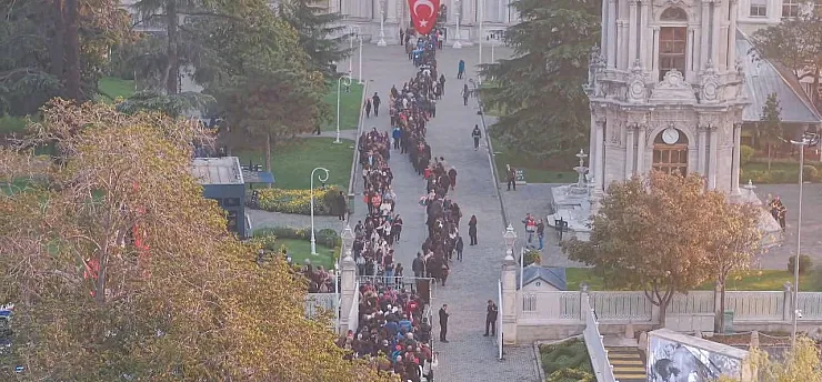 Dolmabahçe'de Atatürk İzdihamı