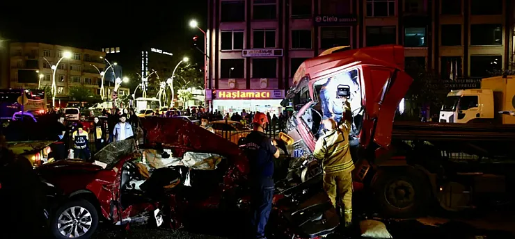 Giresun'da Tır İki Otomobili Biçti: 5 Ölü, 6 Yaralı