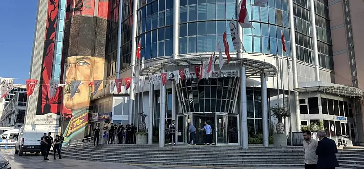 İzmit Belediyesi'ne Yolsuzluk Operasyonu: Belediye Başkanı Fatma Kaplan Hürriyet ve Eşi Gözaltında