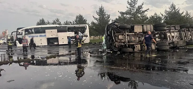 Kayseri'de Otobüs Ve Akaryakıt Tankeri Çarpıştı: 35 Yaralı