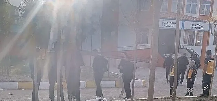 Kız Öğrenci Okula Pompalı Tüfekle Geldi