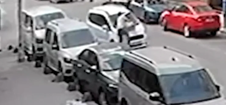 Kuryeye Araç Çarptı, Kolileri Yola Saçıldı