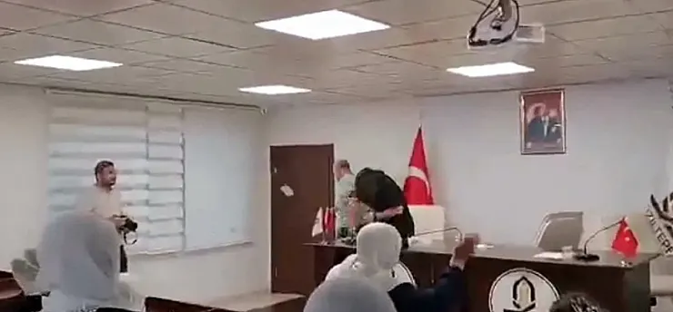 Müstehcen Görüntüleri Ortaya Çıkan Belediye Başkanı'na Yumurtalı Protesto