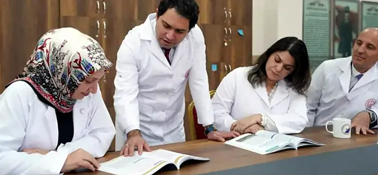 Öğretmenlere Derste Önlük Zorunluluğu Getirildi