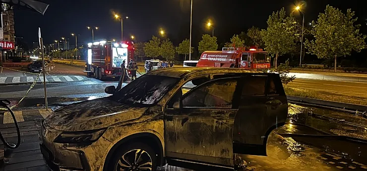 Şarj Sırasında Alev Alan Elektrikli Araç Patladı
