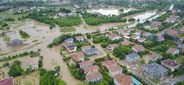 Şile'de Araçlar Sulara Kapıldı