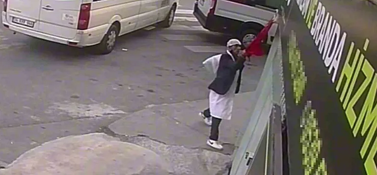 Türk Bayrağını Yere Atan Sabıkalı Polisten Kaçamadı