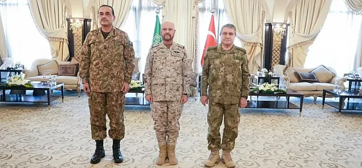 Türk, Suudi ve Pakistan genel Kurmay Başkanları Kamuflajları Giydi