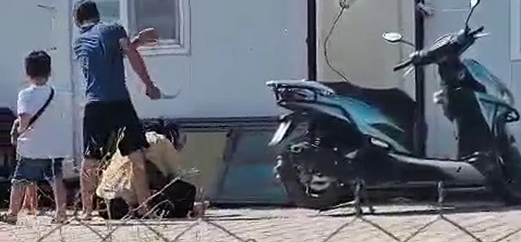 Vicdansız Koca, Ayrılmak İsteyen Eşini Çocuklarının Önünde Bıçak Tehdidiyle Dövdü
