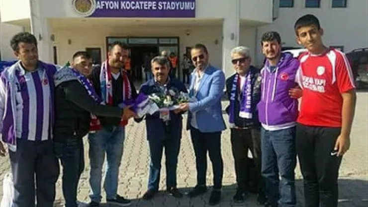 03 Gençlik'ten Red Soldiers'e çiçek