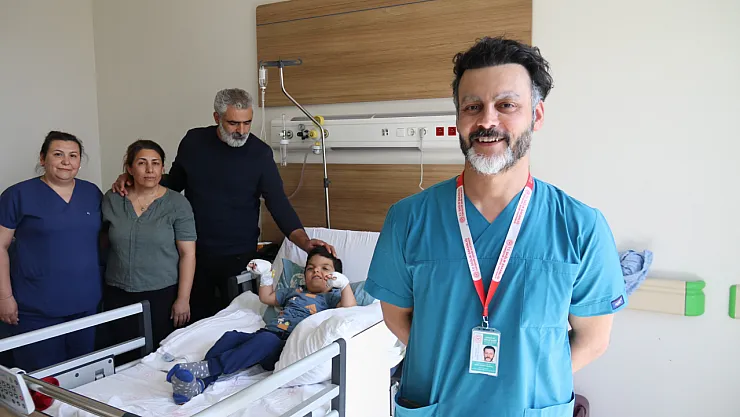 10 Parmağı Açılan Minik Umut, Artık Oyuncaklarını Tutabilecek